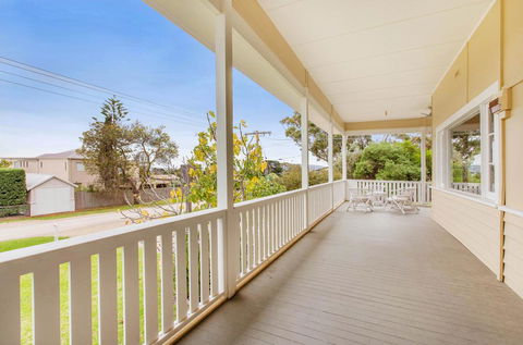 BEACHSIDE GETAWAY - DROMANA - Accommodation Ballina 3