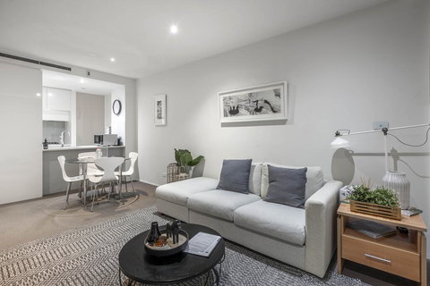 Beautiful Modern Lake View Apartment - Accommodation Ballina 2