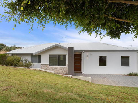 Three Bedroom, Two Bathroom Family Home - Accommodation Ballina 0