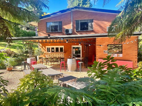 WARBURTON MOTEL - Where Mid-century Style Meets The Mountains - Accommodation Ballina 0