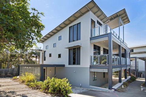 Warragi 5 By Discover Stradbroke - Pool - Accommodation Ballina 0