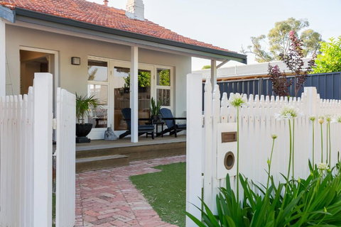 Guildford Cottage By Swan Bnb Management - Accommodation Ballina 0