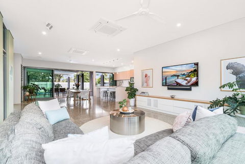 ZenLux Massive 5-BR Holiday Home - Pool - BBQ - Accommodation Ballina 2
