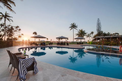 Tangalooma Island Resort Whale Watching Day Cruise With Dolphin Feeding - Accommodation Ballina 4